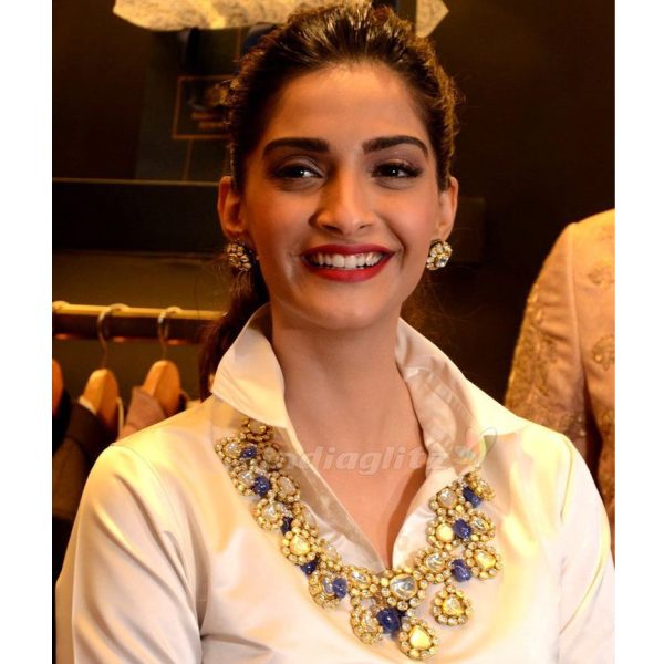 Sonam Kapoor Look Discount